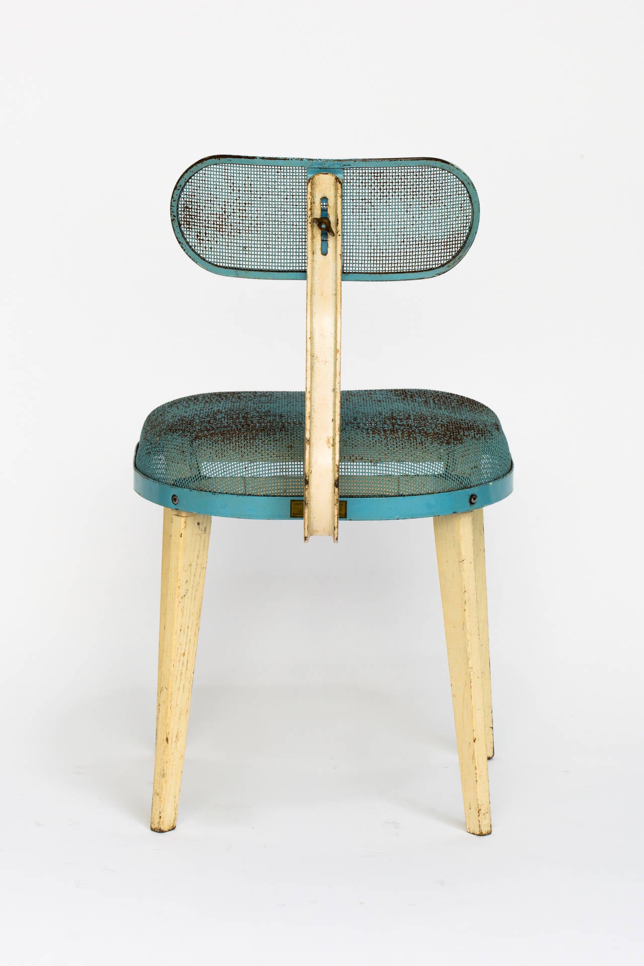 20ième siècle Chaise en maille métallique à la manière de Jean Prouve en vente