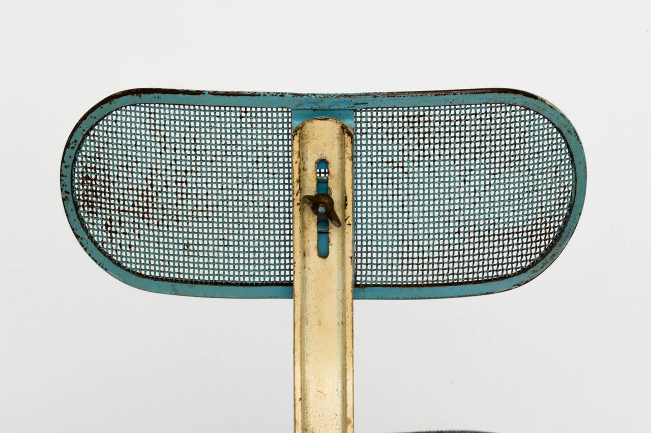 Métal Chaise en maille métallique à la manière de Jean Prouve en vente