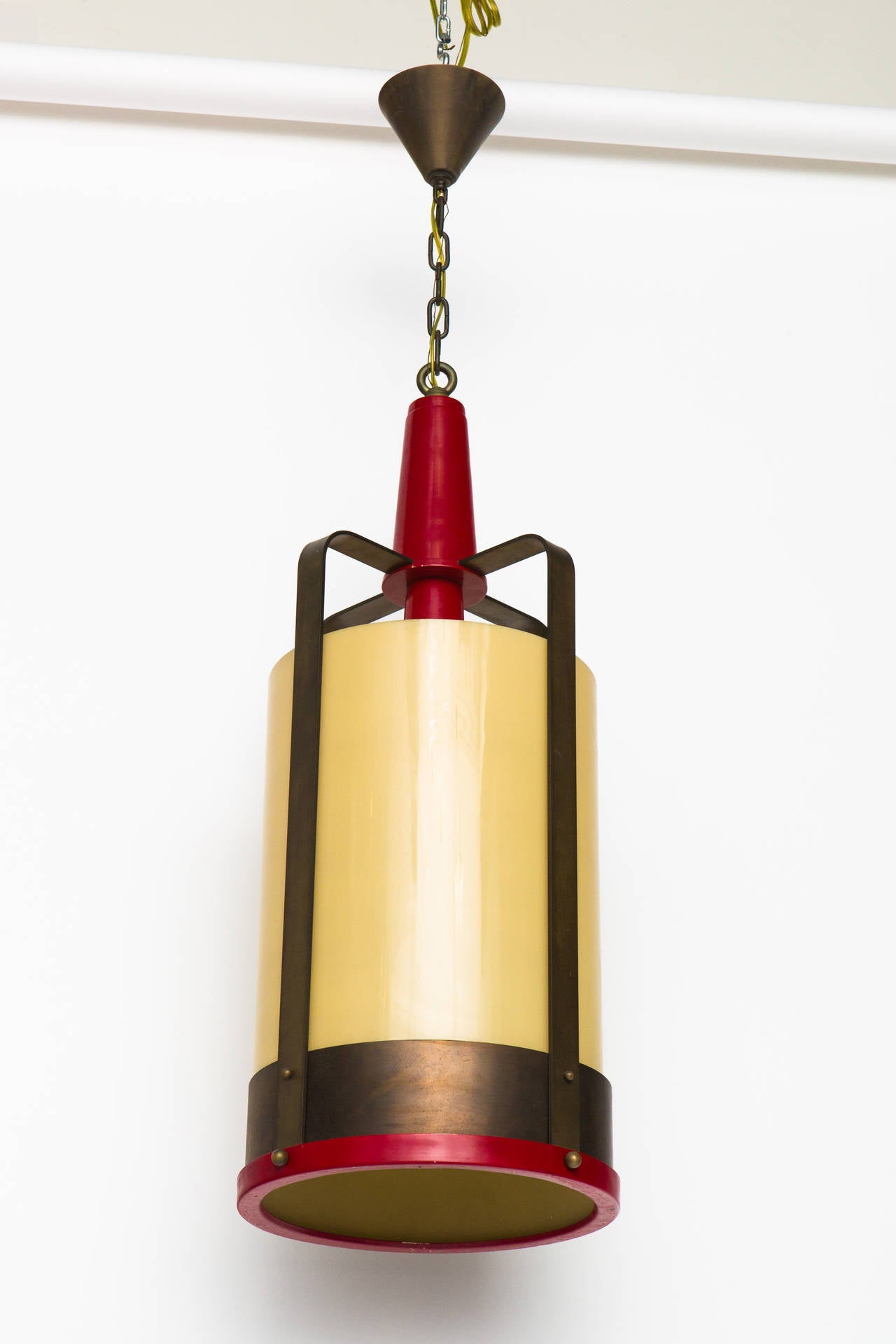 Large pendant lamp with amber glass diffuser, American, 1958.
Rewired with one porcelain socket. Max. 200 Watts.