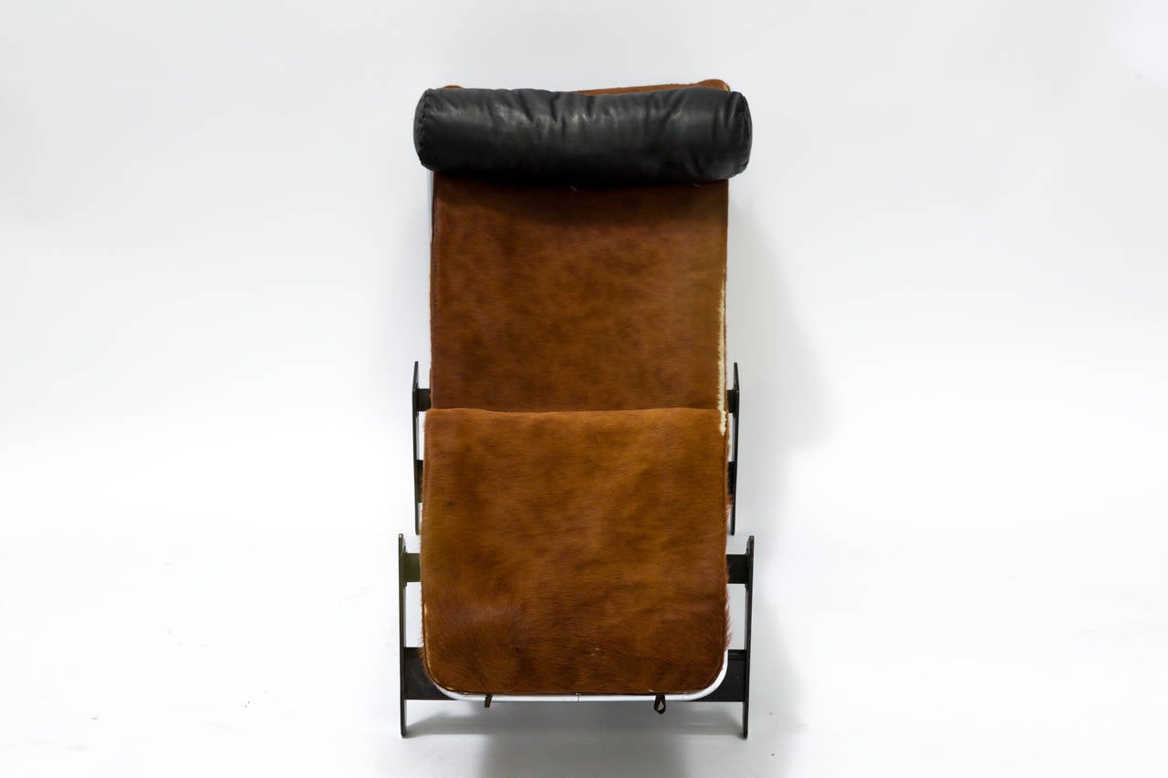 Le Corbusier LC4 Chaise Longue Chair in Cowhide In Good Condition In Tarrytown, NY