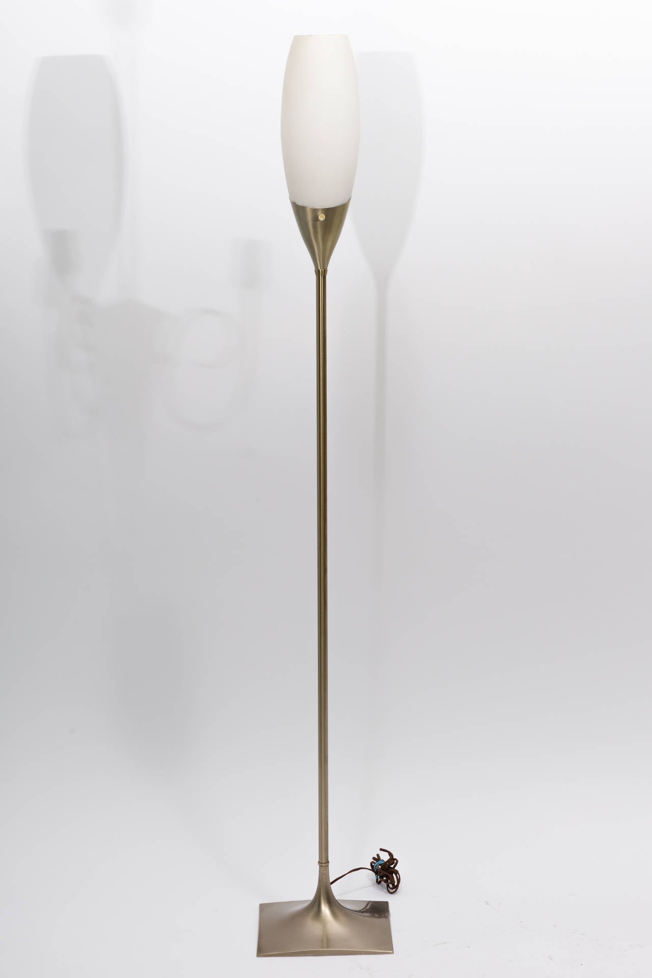 Lampadaire en aluminium de style moderne du milieu du siècle avec abat-jour en verre dépoli, Laurel Lamp Co.