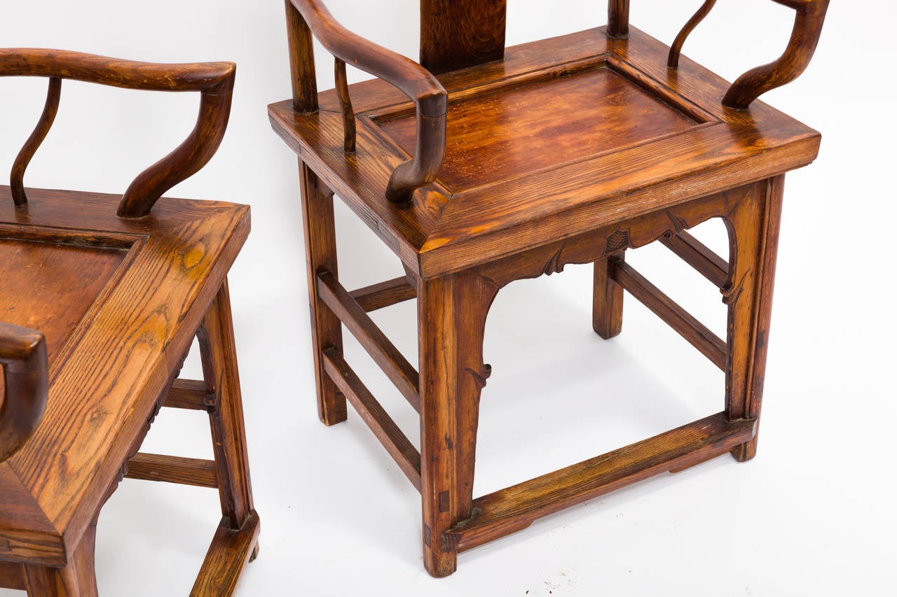Paar japanische Sessel mit hoher Rückenlehne (Holz) im Angebot