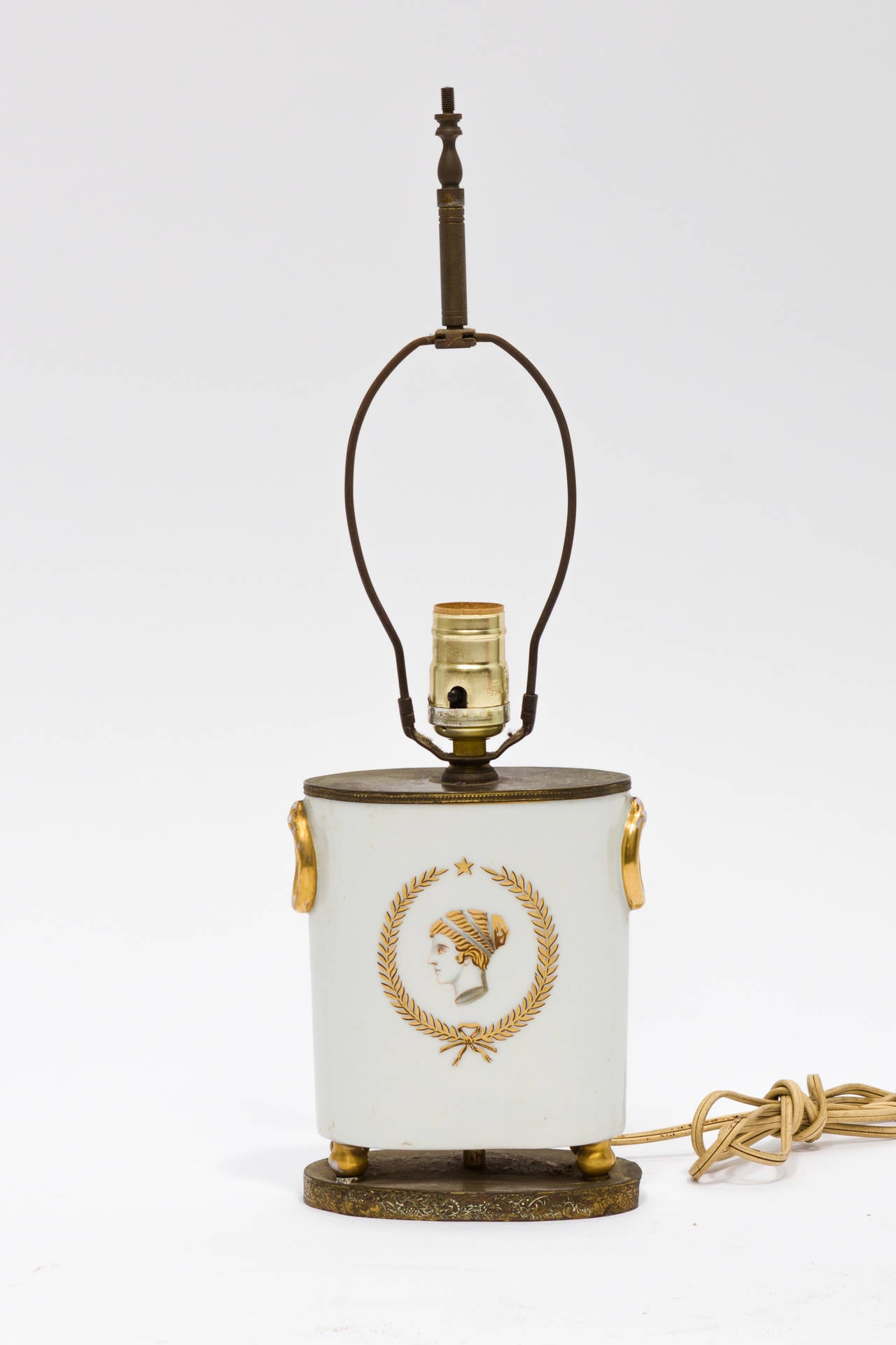 Petite lampe de table des années 1930 avec des accents dorés.

De la base au bas de la douille : 7.25