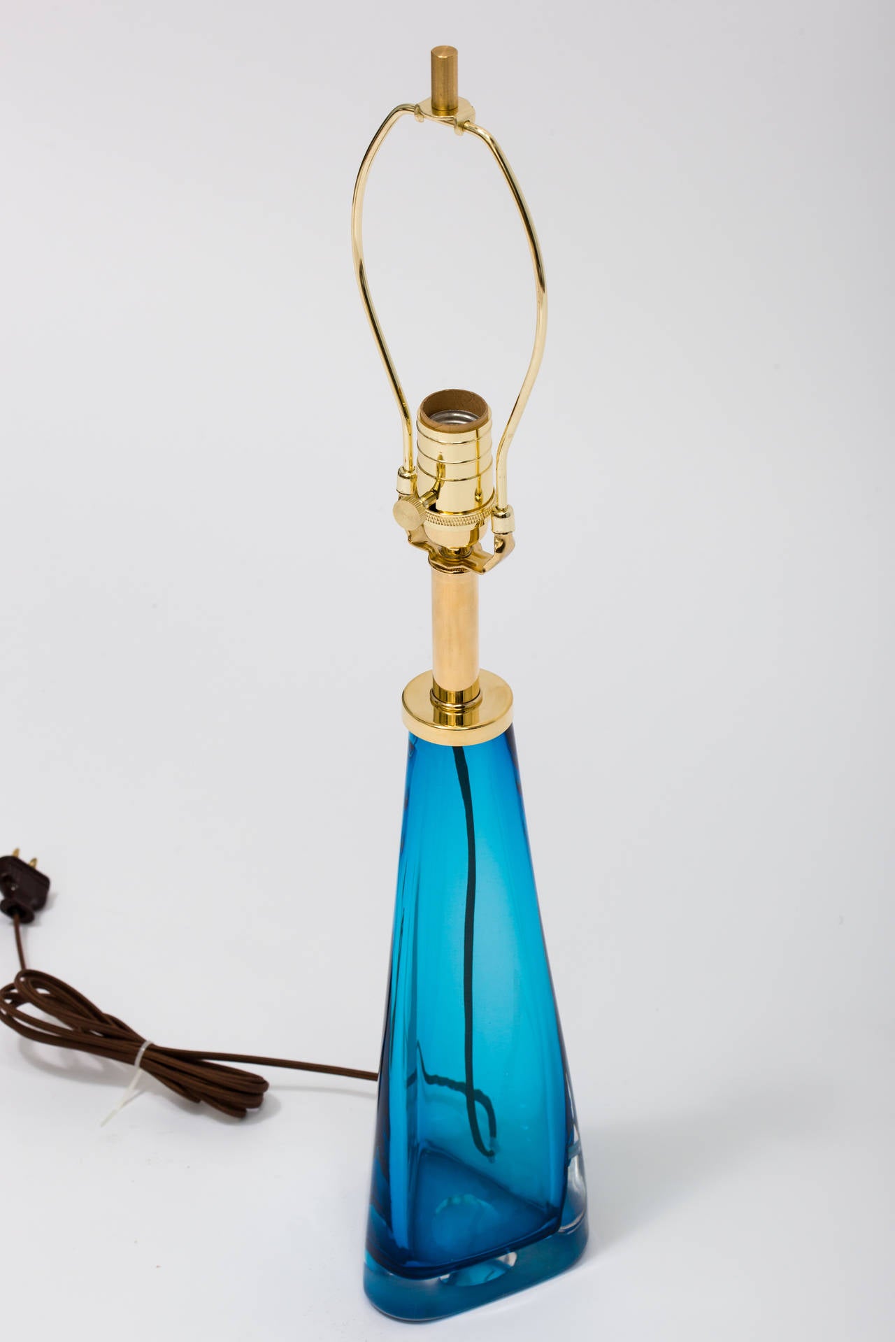 Laiton Paire de lampes en verre bleu à la manière de Nils Landberg en vente