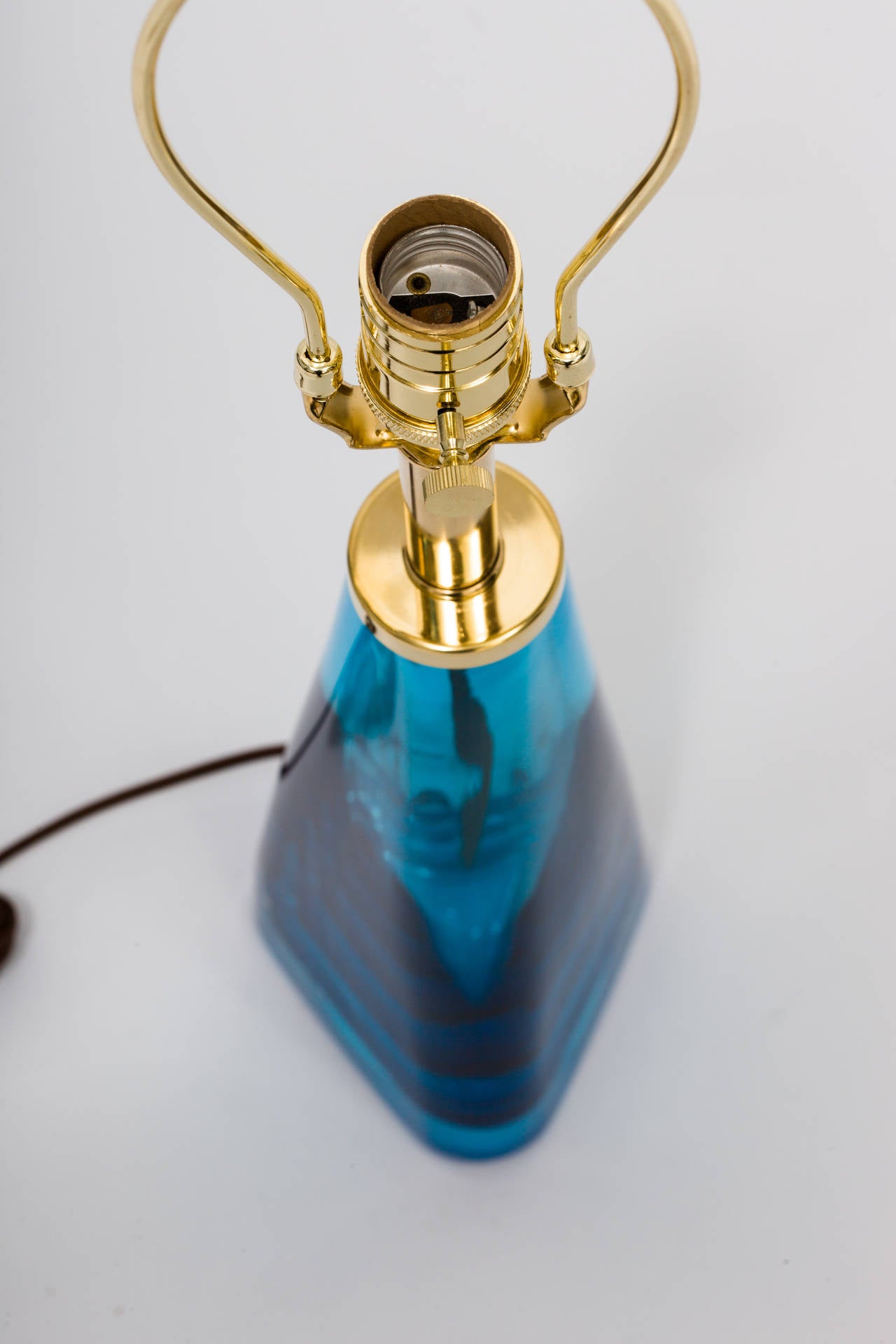 Américain Paire de lampes en verre bleu à la manière de Nils Landberg en vente