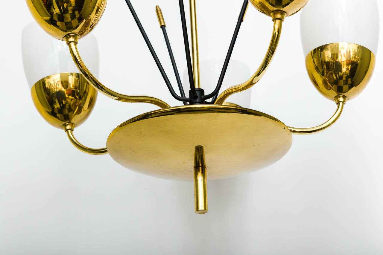 Un elegante lampadario a cinque bracci in ottone massiccio e vetro lattiginoso alla maniera di Paavo Tynell.