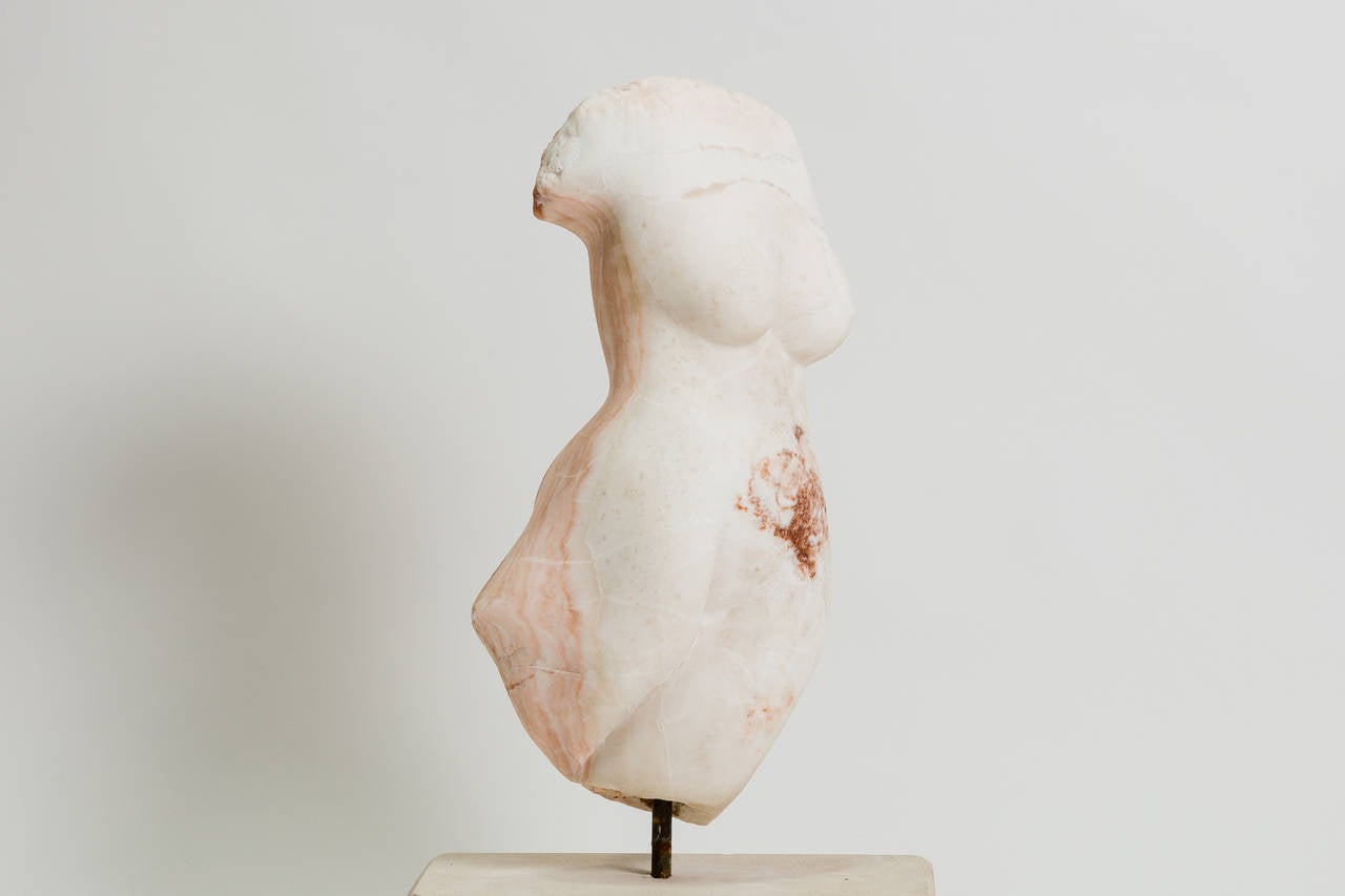 Weiblicher Torso aus Marmor auf Kalksteinsockel