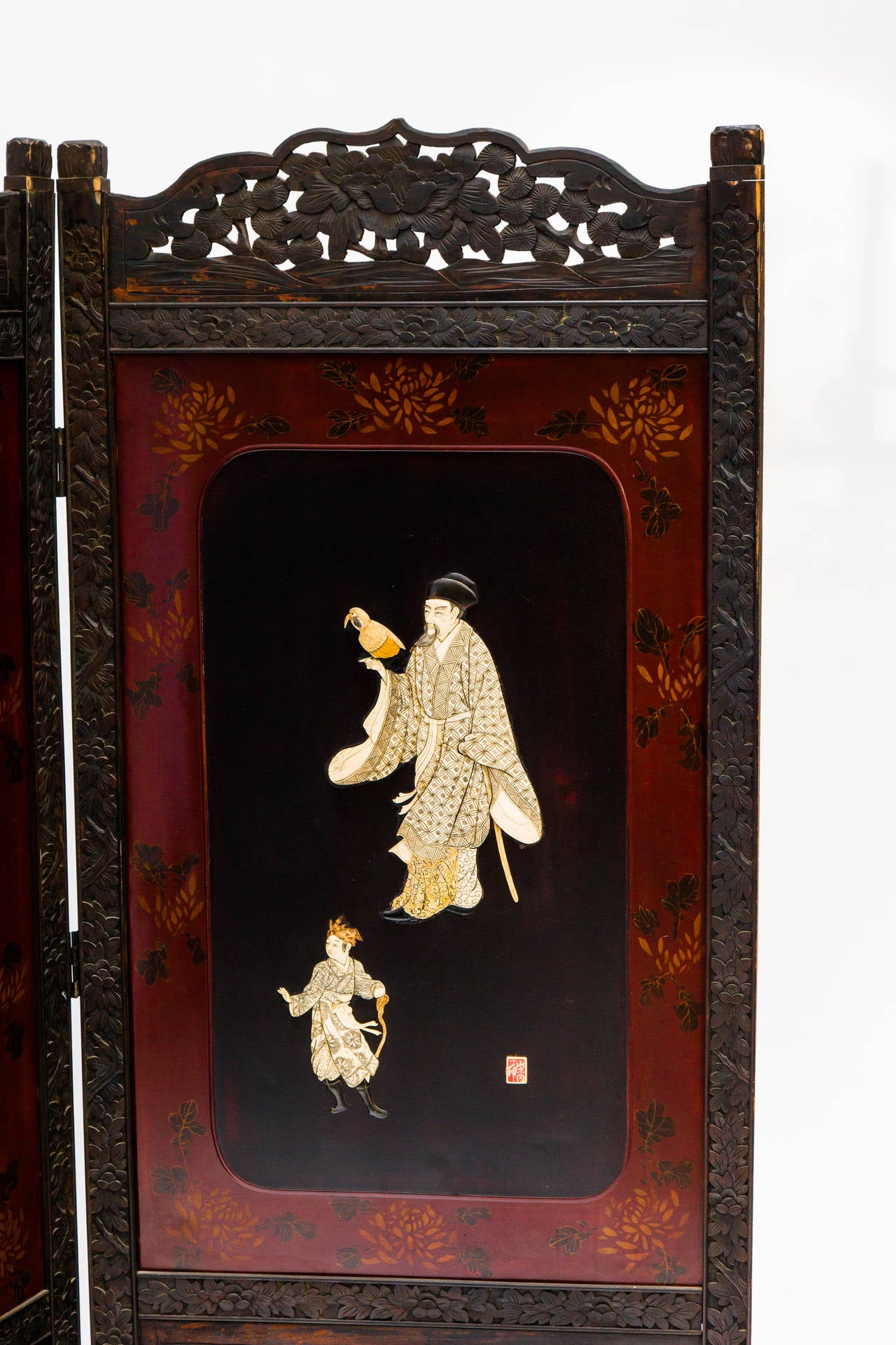 Chinese Wood Screen with Hardstone Decoration In Good Condition In Tarrytown, NY