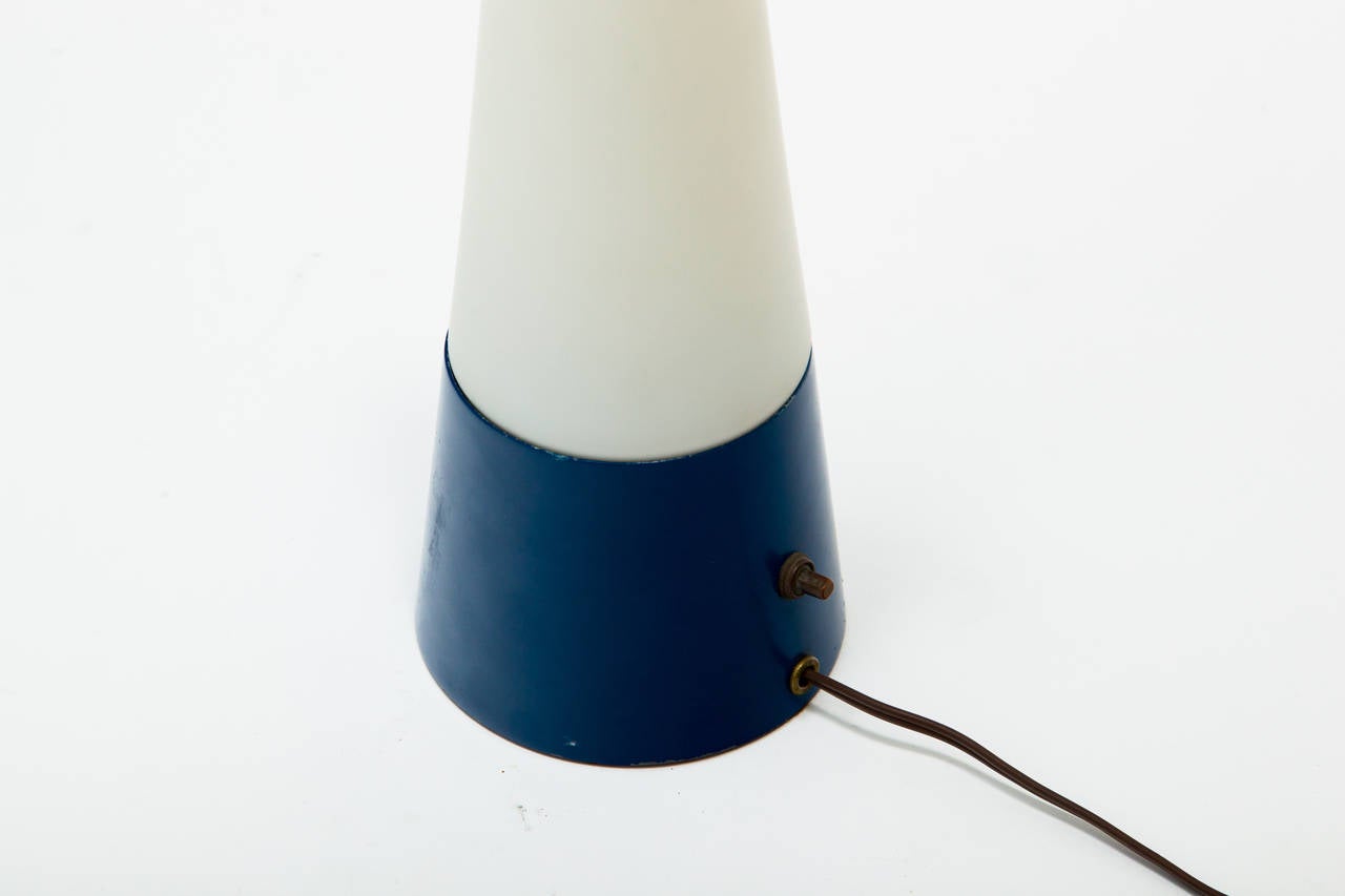 Suédois Lampe suédoise conique en verre et métal en vente