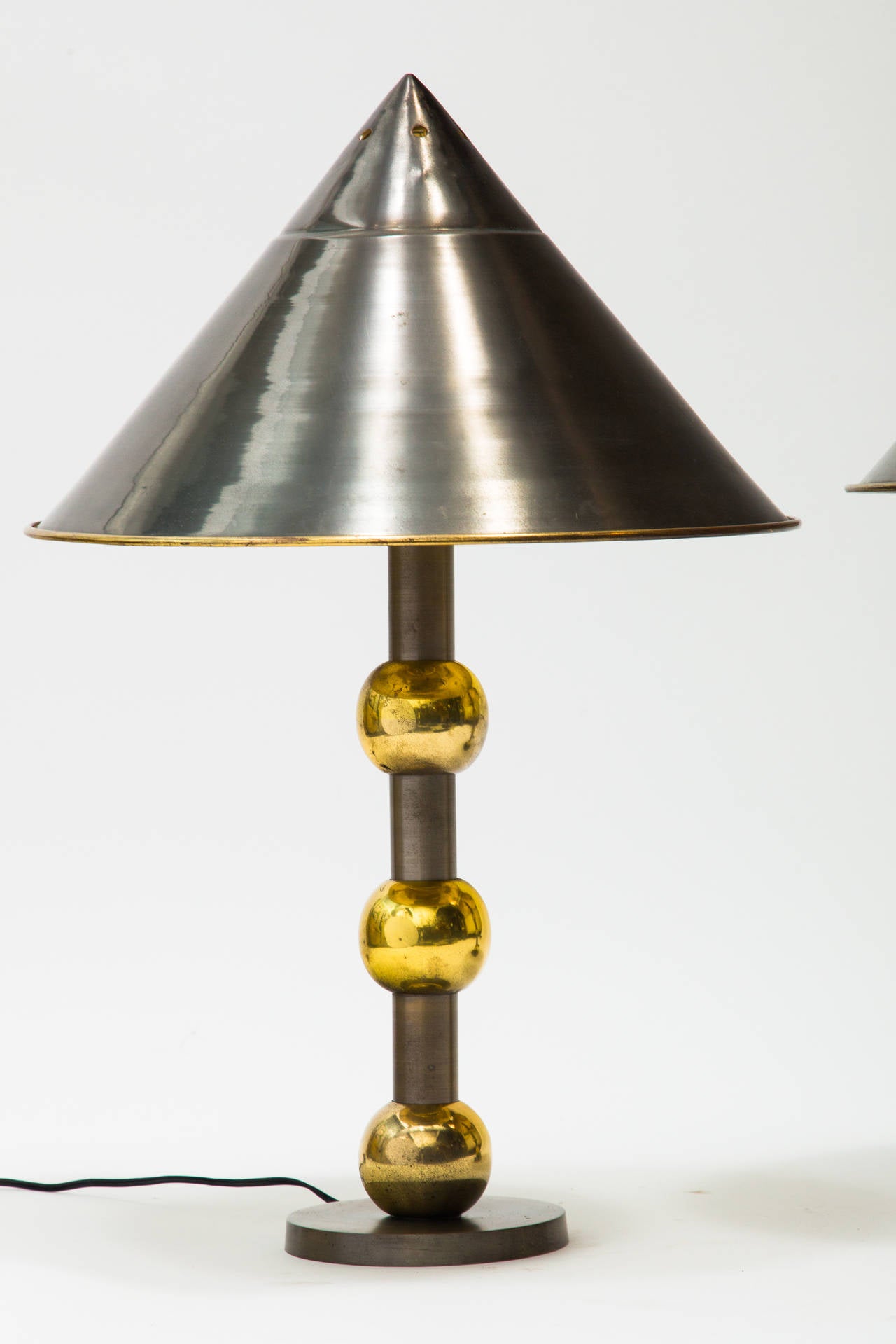 Very unusual pair of brass lamps.
Unknown origin. Probably American.
Newly wired.
Capacity: One E27 150 watts.