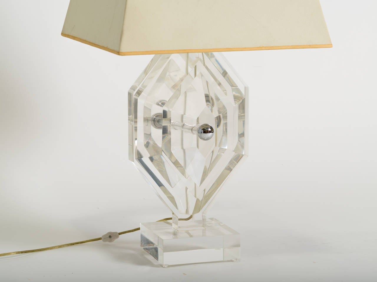 Les Prismatiques Lucite Lamp In Good Condition For Sale In Tarrytown, NY