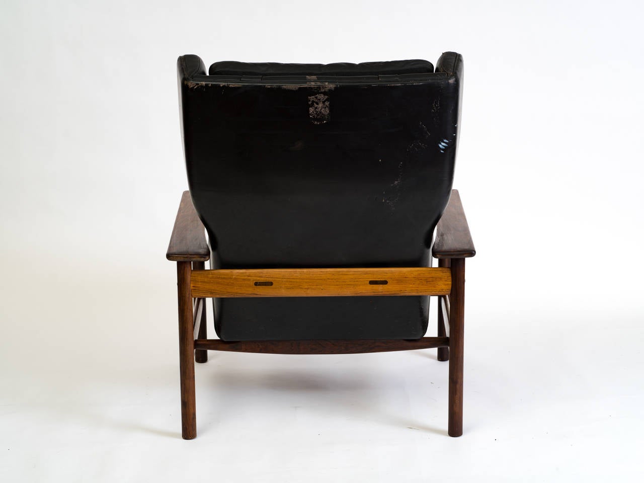 Sven Ivar Dysthe 7001 easy chair by Dokka Mobler. Brazilian rosewood wing back long chair made in 1964.

Needs reupholstering.