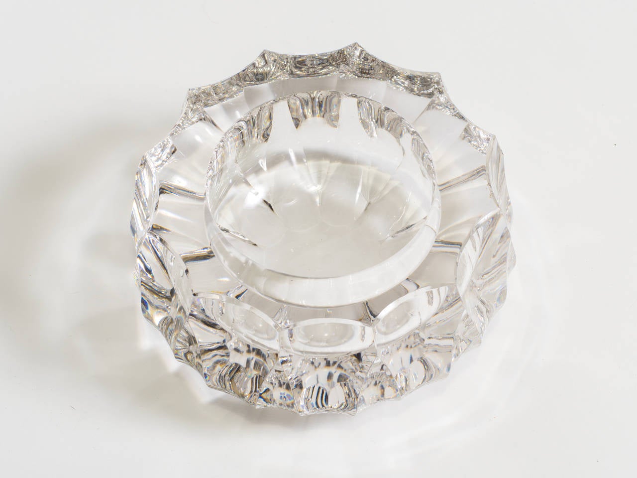 Carved Crystal Glass Ashtray In Good Condition For Sale In Tarrytown, NY