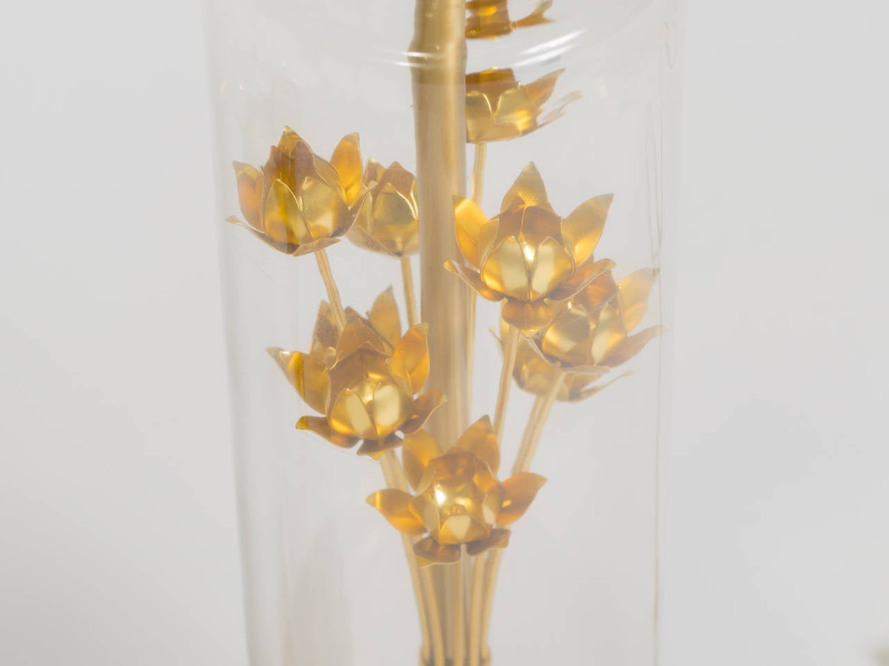 Paire de lampes danoises en laiton et verre. 
Fleurs doré dans un abat-jour en verre lacrymogène et tige en laiton.
