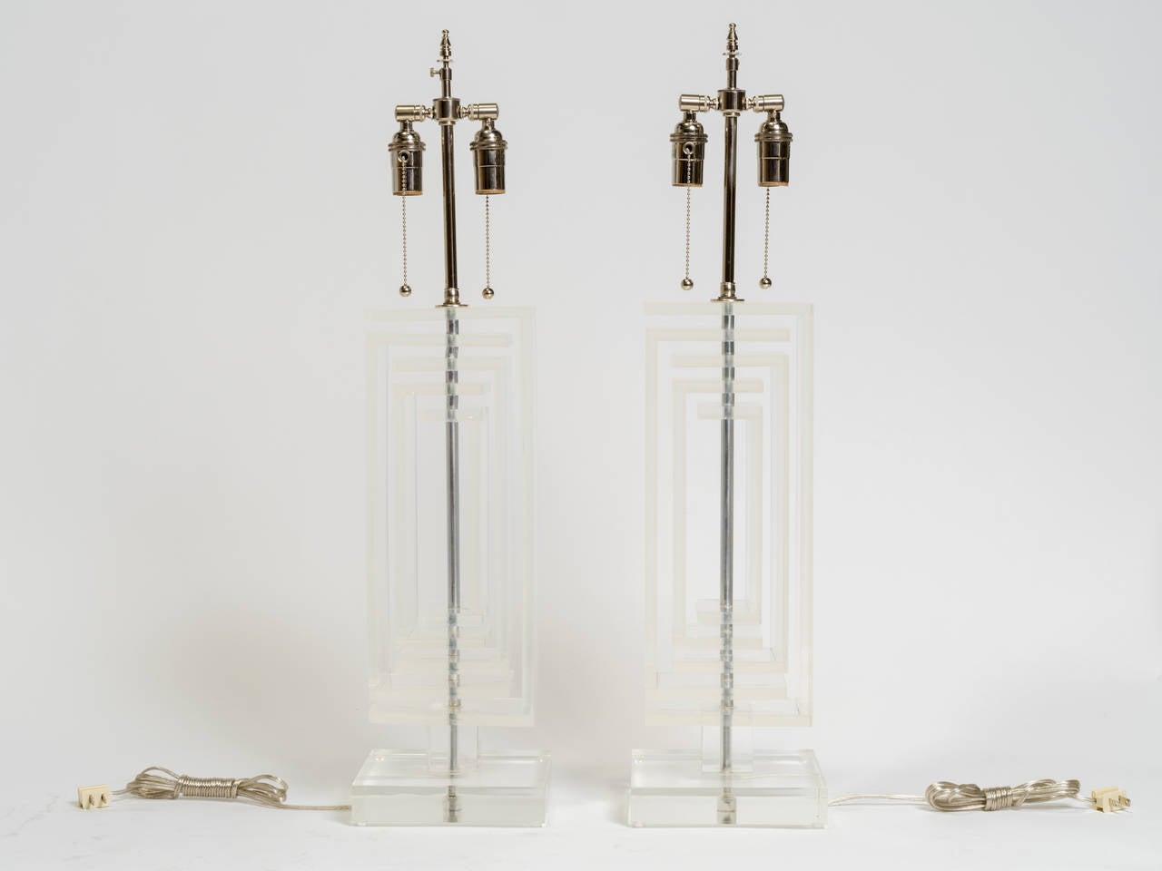 Ein Paar moderner geometrischer Lampen.
Professionell neu verkabelt mit neuen verstellbaren Doppelzug-Kettensteckdosen.