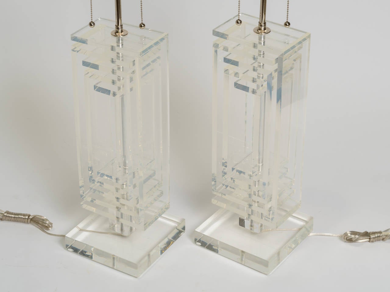 Lucite-Lampen aus der Mitte des Jahrhunderts, Paar (Mitte des 20. Jahrhunderts) im Angebot