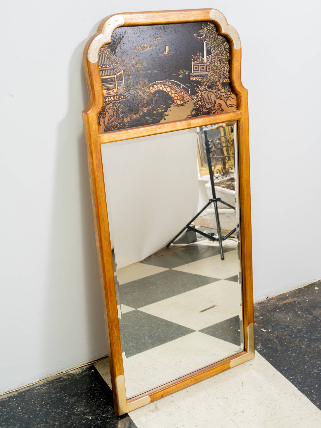 Miroir mural de style asiatique par La Barge. Peint à la main et signé par l'artiste.