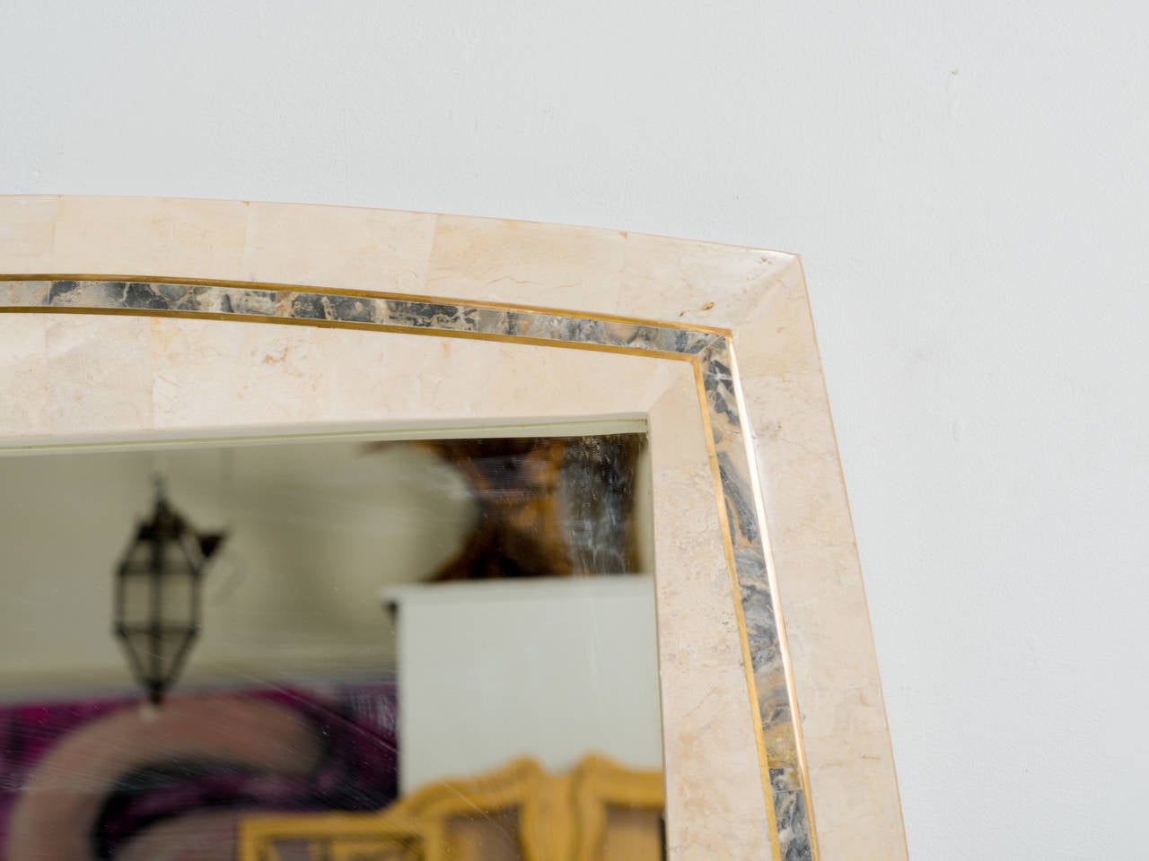 Miroir en pierre tessellée avec incrustation de laiton par Roche-Bobois.