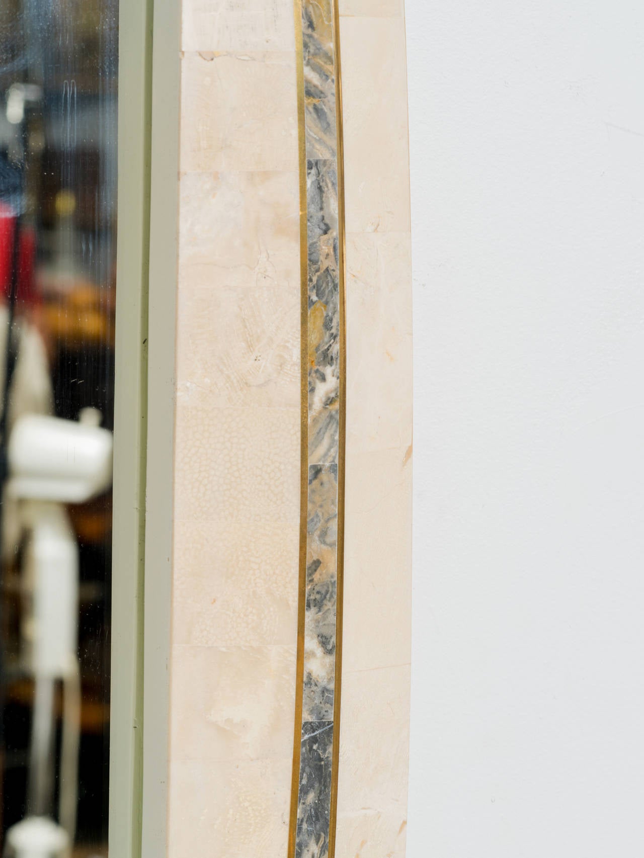 Miroir en pierre tessellée avec incrustation en laiton par Roche-Bobois Bon état - En vente à Tarrytown, NY