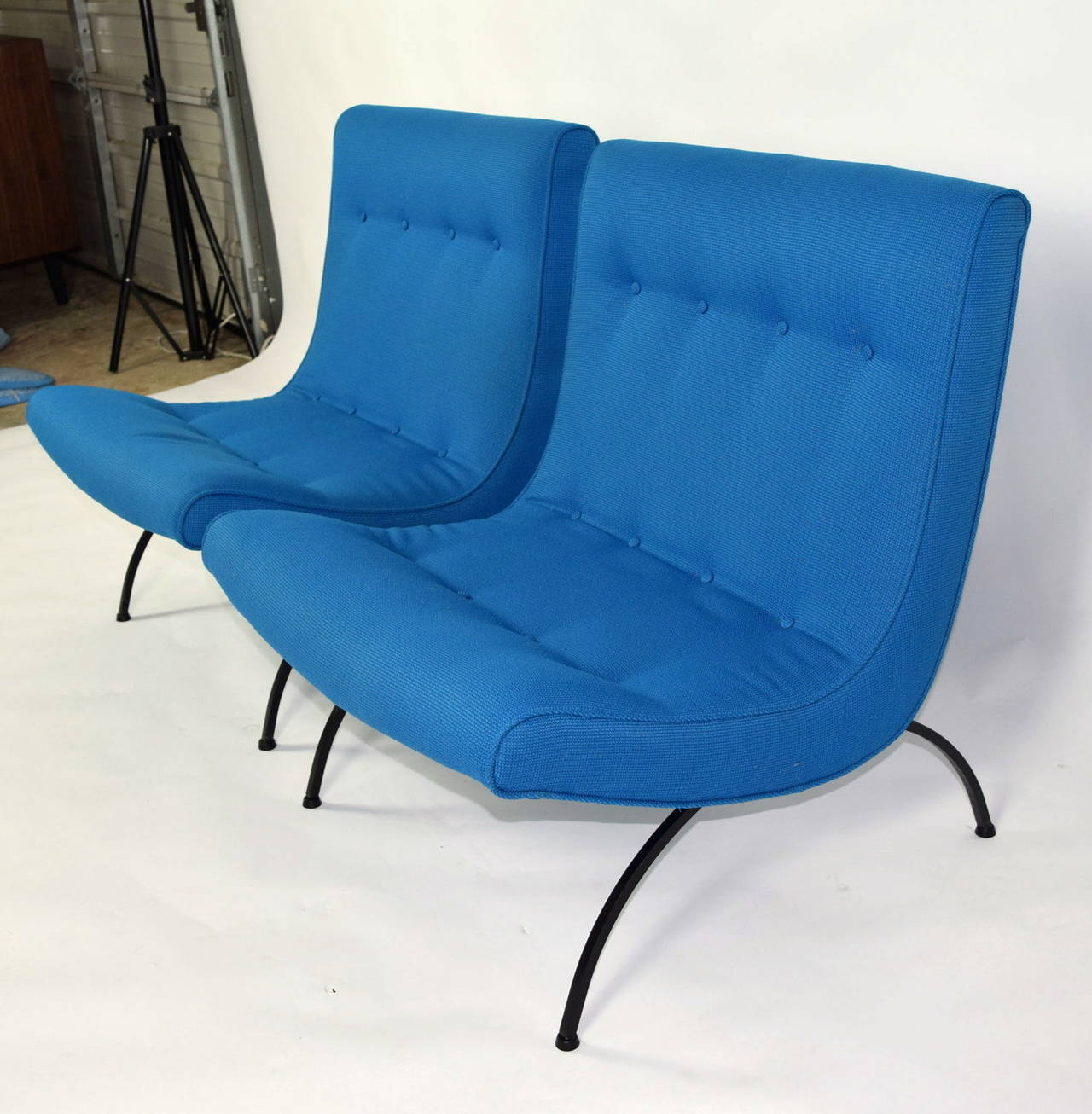 Pair of Milo Baughman Scoop Chairs in Maharam Fabric In Excellent Condition In Dallas, TX