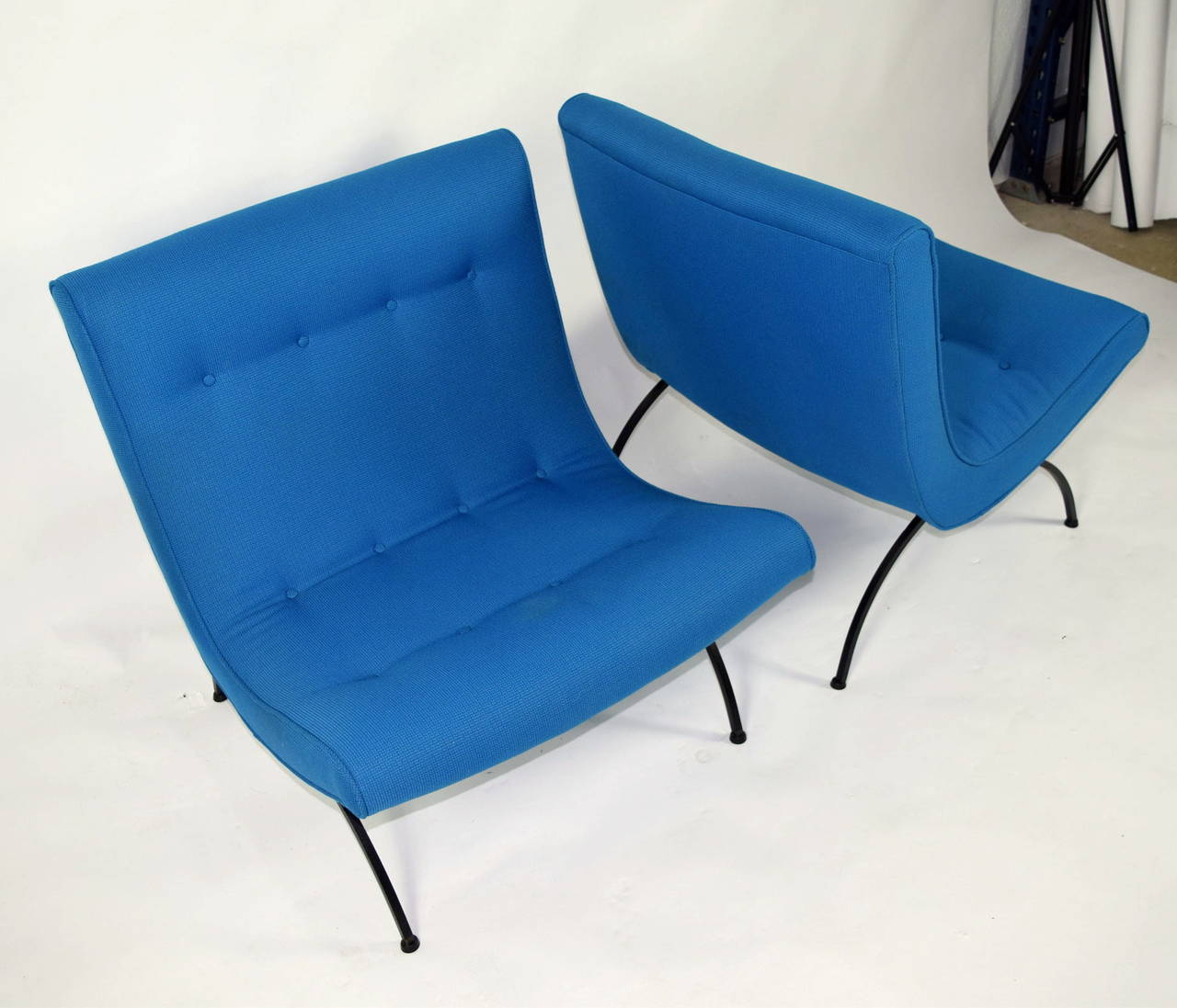 Mid-Century Modern Pair of Milo Baughman Scoop Chairs in Maharam Fabric