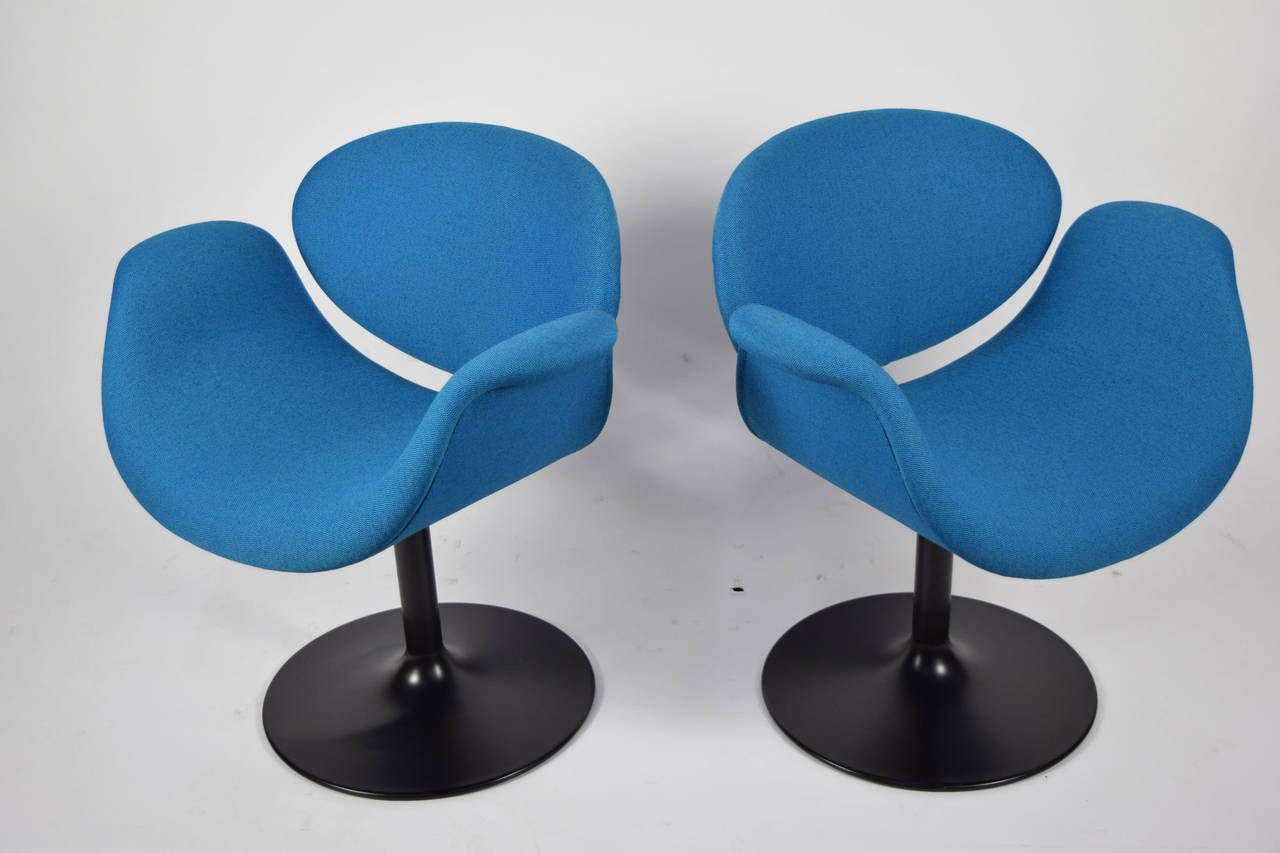 Newly restored pair of little tulip chairs by Pierre Paulin for Artifort. Base stamped. New Maharam 