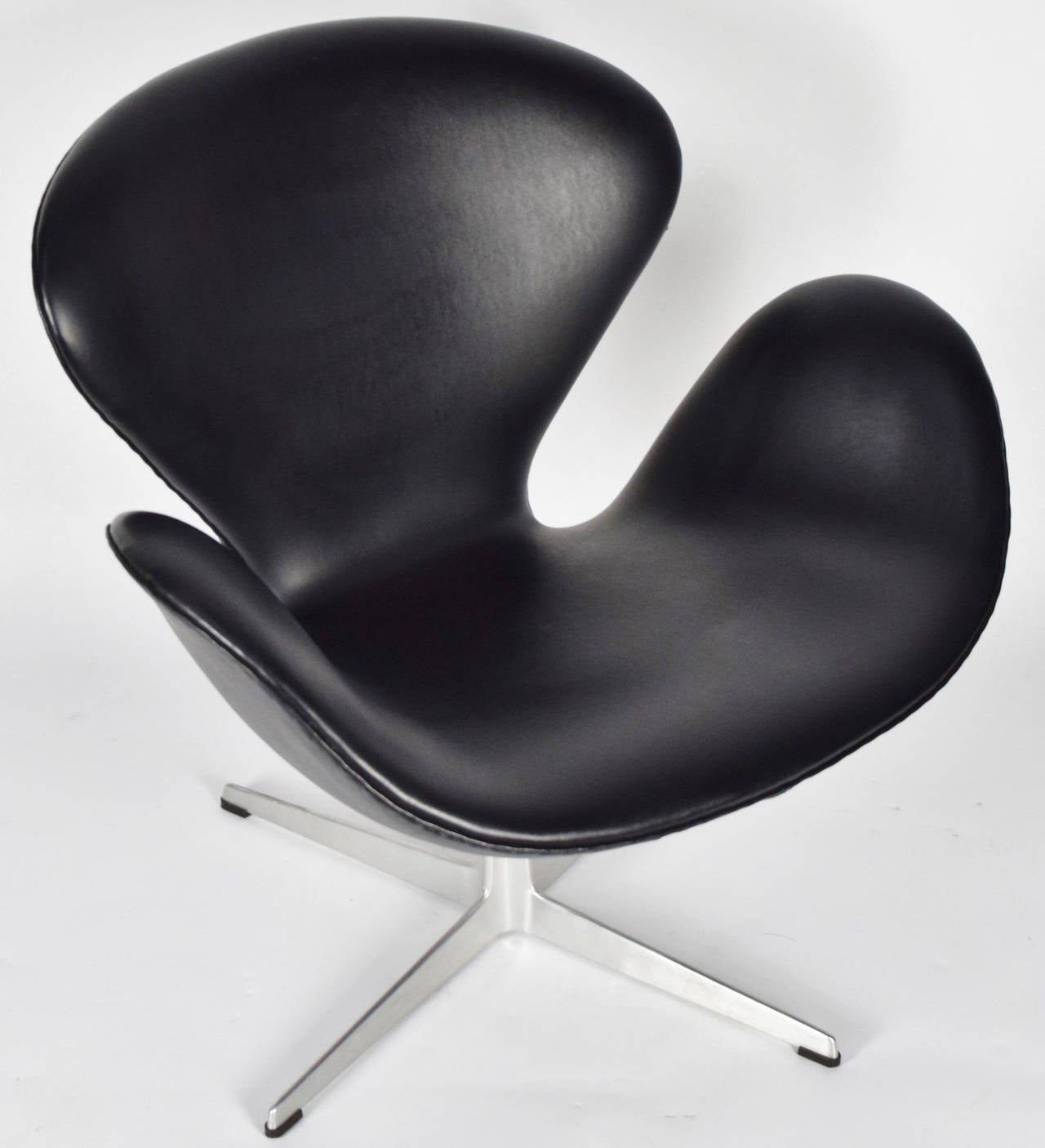 A beautiful Swan Chair designed by Arne Jacobsen for Fritz Hansen. Tags intact. There is a tear in the vinyl on the back.