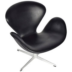 Arne Jacobsen "Swan Chair" en vinyle noir par Fritz Hansen