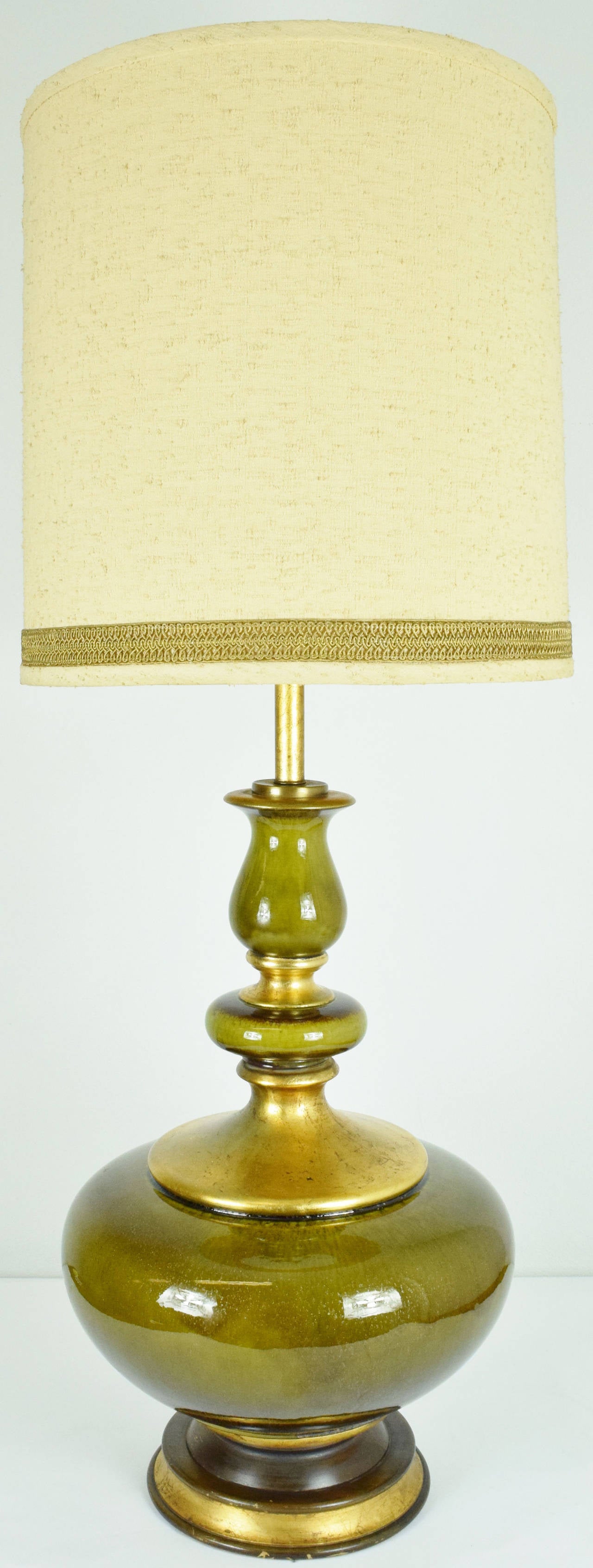 Il s'agit d'une magnifique lampe en céramique avec de magnifiques mouchetures dorées. La lampe a l'abat-jour original et mesure 37