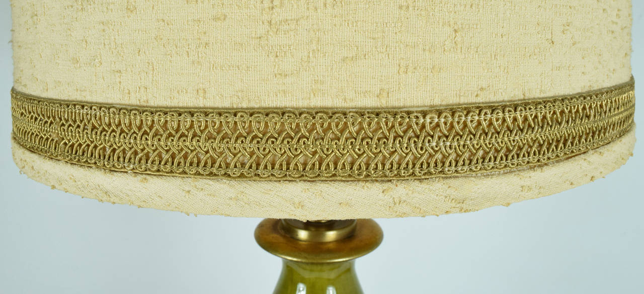 Lampe monumentale en céramique à glaçure verte avec des touches d'or Bon état - En vente à Dallas, TX