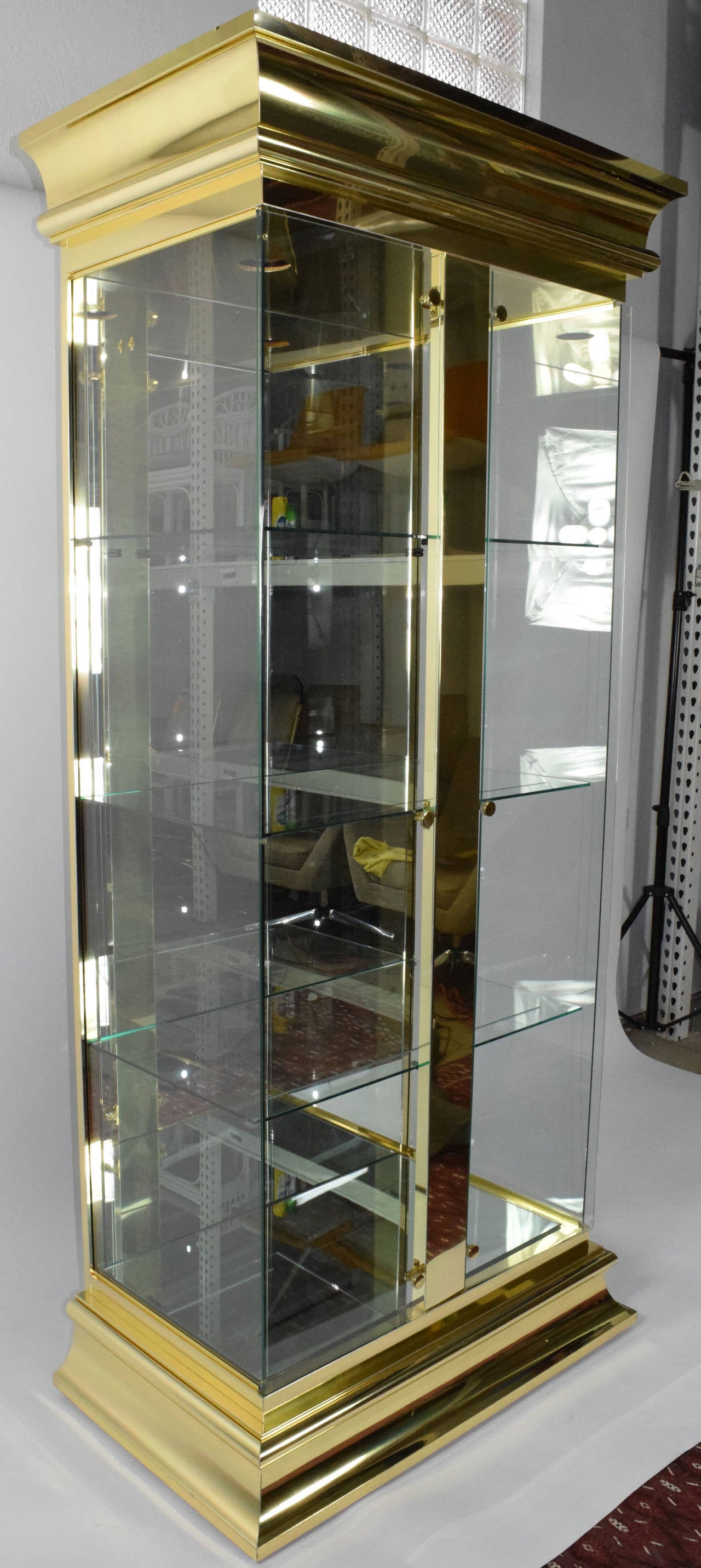 Lighted Display Vitrine/Cabinet in Brass Finish Attributed to Mastercraft In Excellent Condition In Dallas, TX