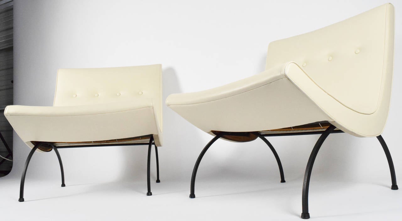 Early Pair of Milo Baughman Scoop Chairs by Broyhill, Restored In Excellent Condition In Dallas, TX
