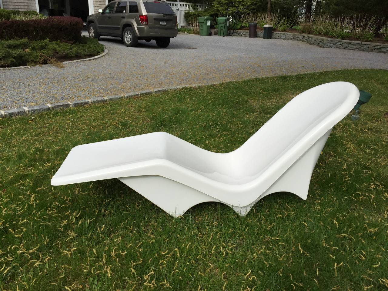 This Mid-Century styled fiberglass lounge is fabricated in a durable fiberglass shell, gracefully contoured and hand polished to a very high gloss white finish.
A modern Classic and a striking statement both indoors and at poolside.

Fiberglass