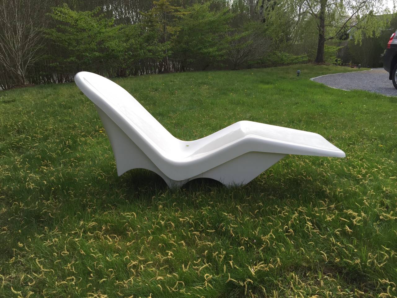 Mid-Century Inspired Fiberglass Lounge In Excellent Condition For Sale In Quogue, NY