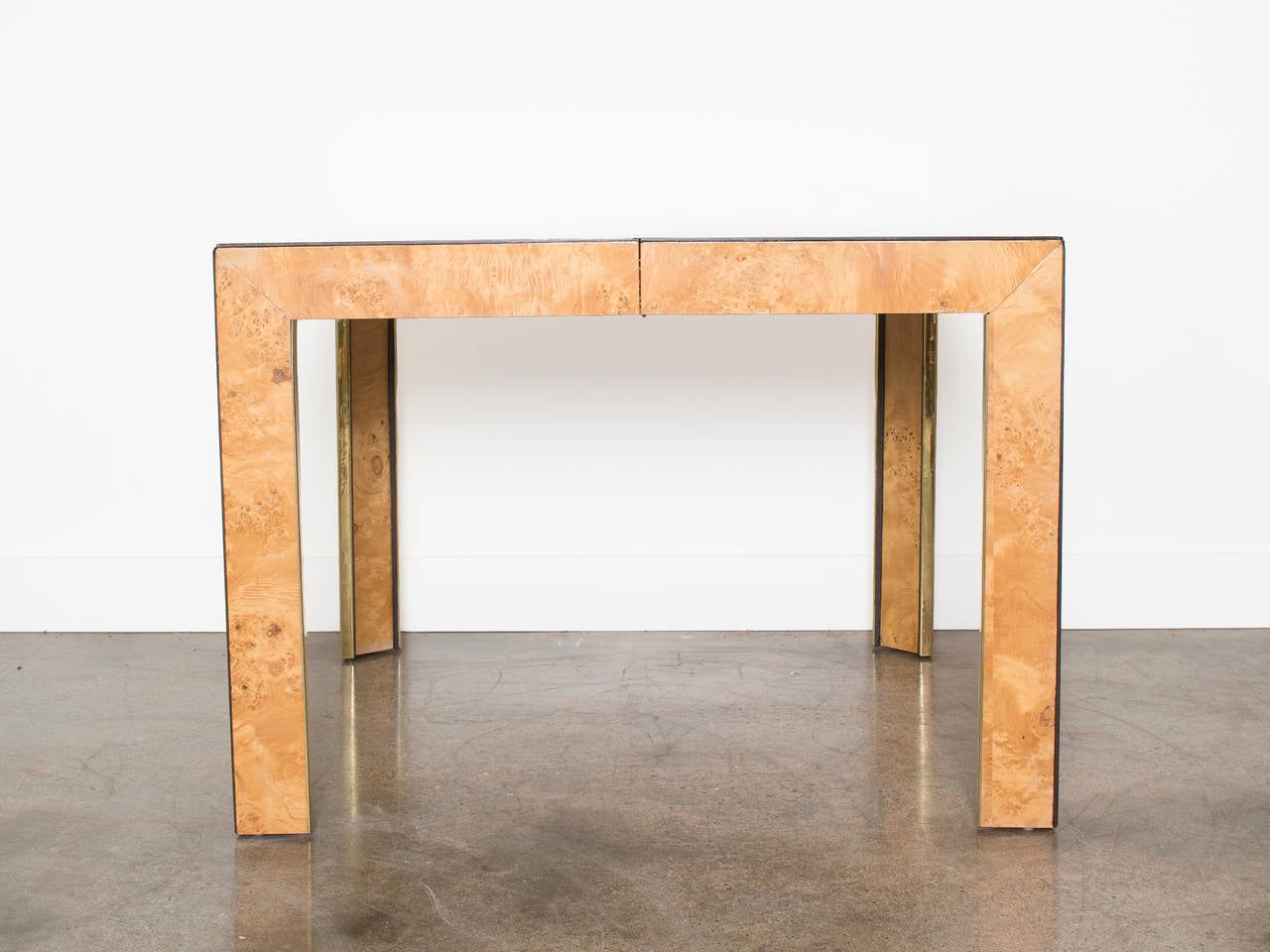 Burl Wood Parsons dining table by Thomasville - in the style of Milo Baughman - with brass detailing. With two 20