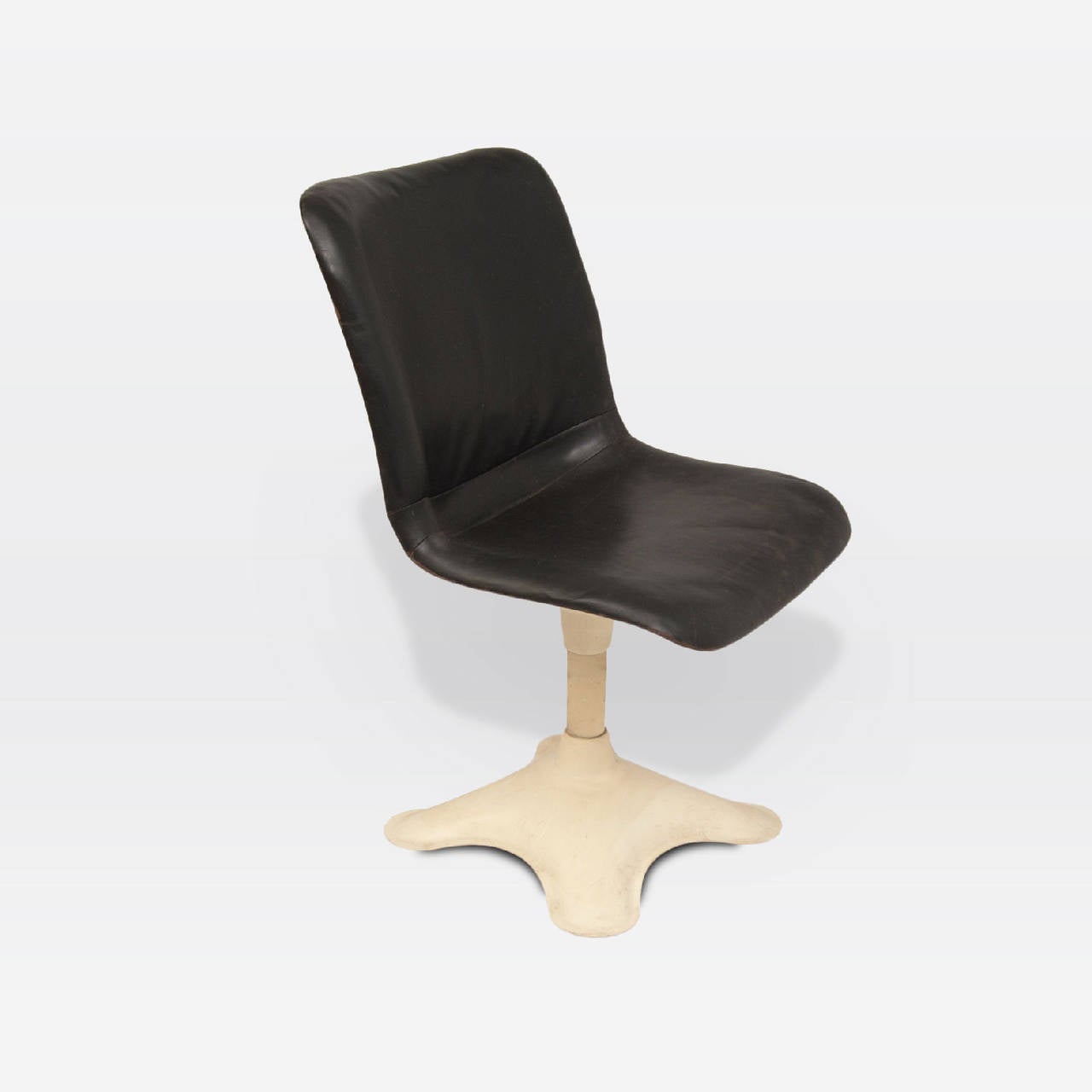 Black leather upholstered seat. White and metal swivel base. By Yrjo Kukkapuro.