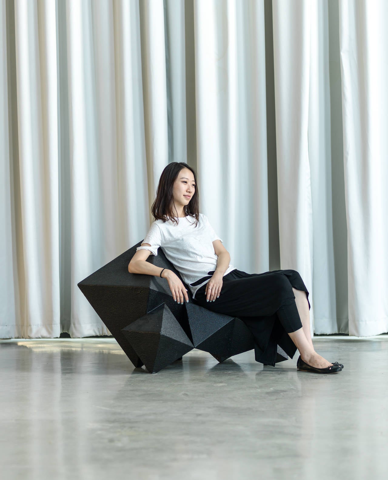 XXIe siècle et contemporain Chaise basse noire unique de la série Primitive d’Aranda\Lasch en vente