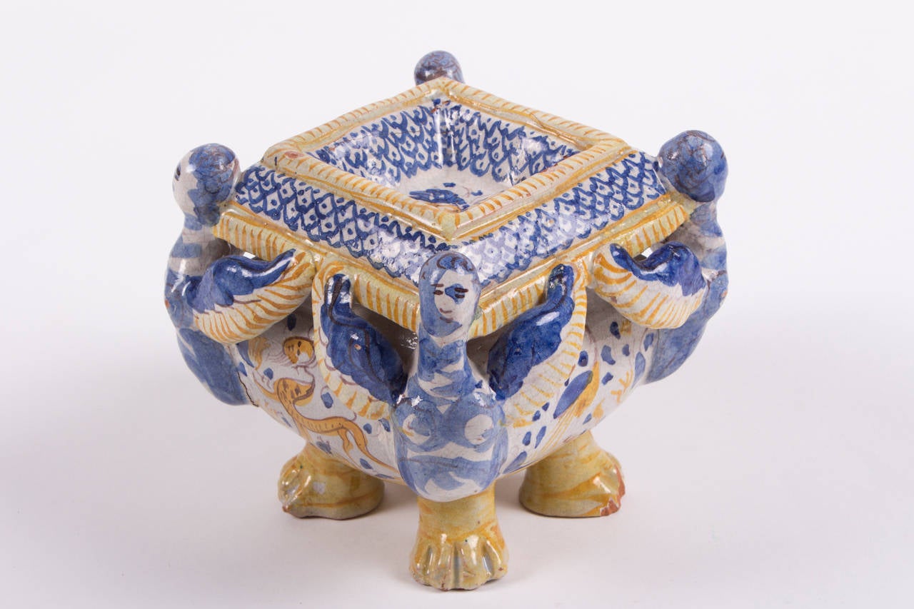 Polychrome Deruta or Urbino Majolica Salt Cellar Saliere, Late 17th Century In Excellent Condition For Sale In Vienna, Vienna