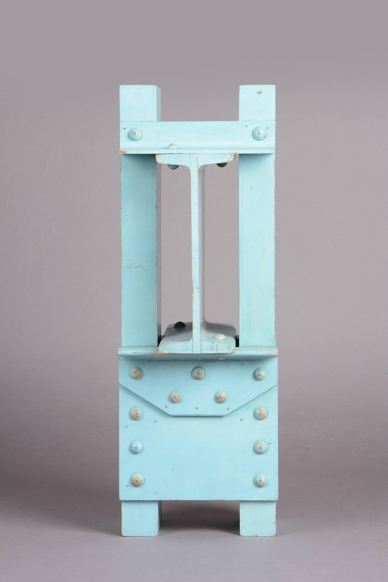 The painted balsa wood model reproduces a bearing connection for columns.
Labeled with an old inventory number on the front, it was most likely used for educational purposes at universities or engineering colleges.