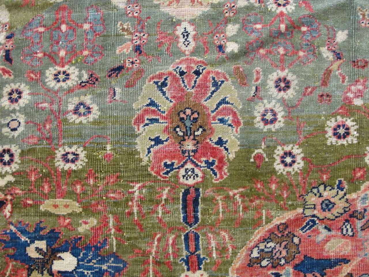 
Treten Sie ein in eine Welt zeitloser Eleganz mit diesem bemerkenswerten antiken persischen Sultanabad-Teppich, der eine beeindruckende Größe von 8'3