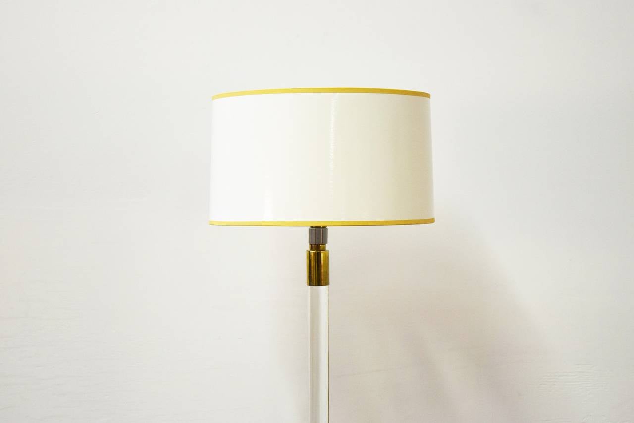 Lampada da terra in lucite e ottone di Hansen In condizioni buone in vendita a Middlesex, NJ