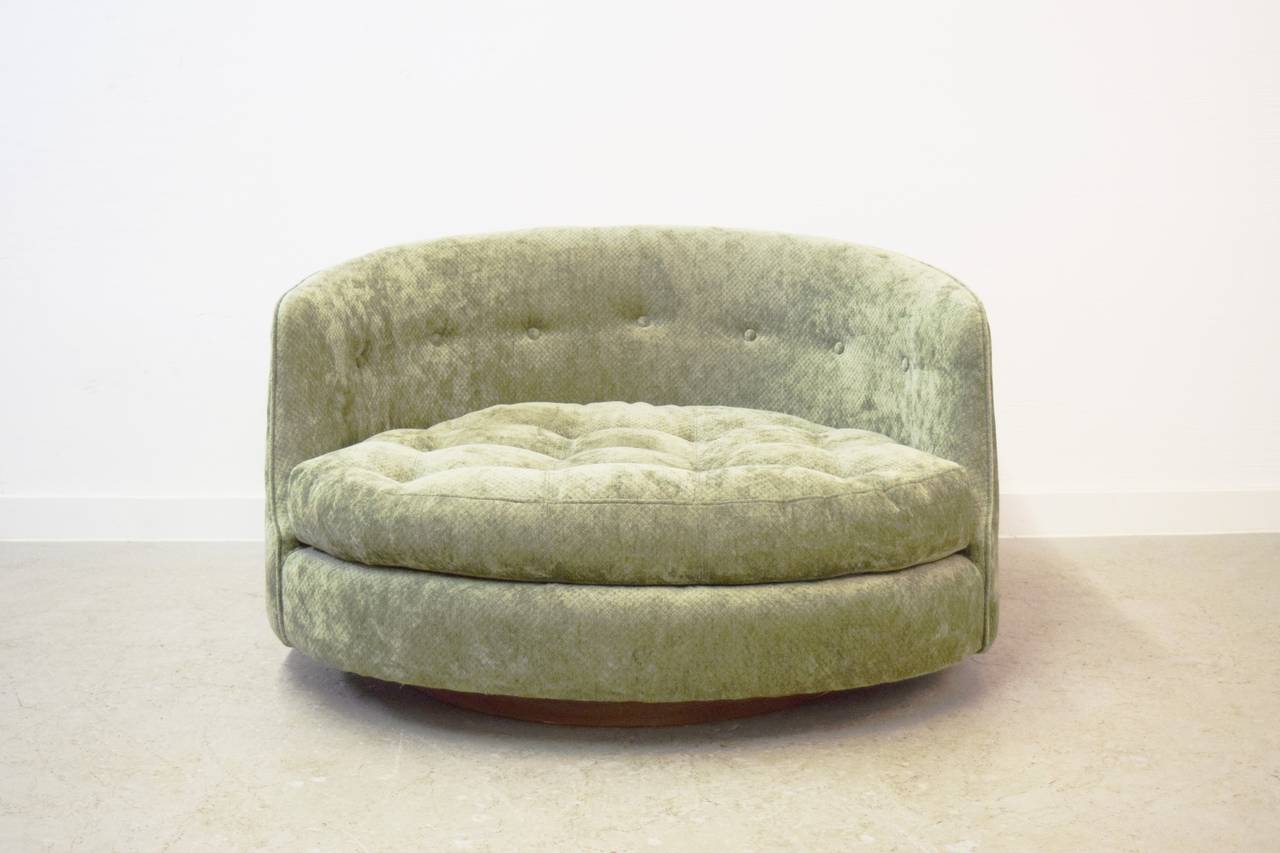 Mid-Century Modern Large Milo Baughman Swivel Lounge Chair
