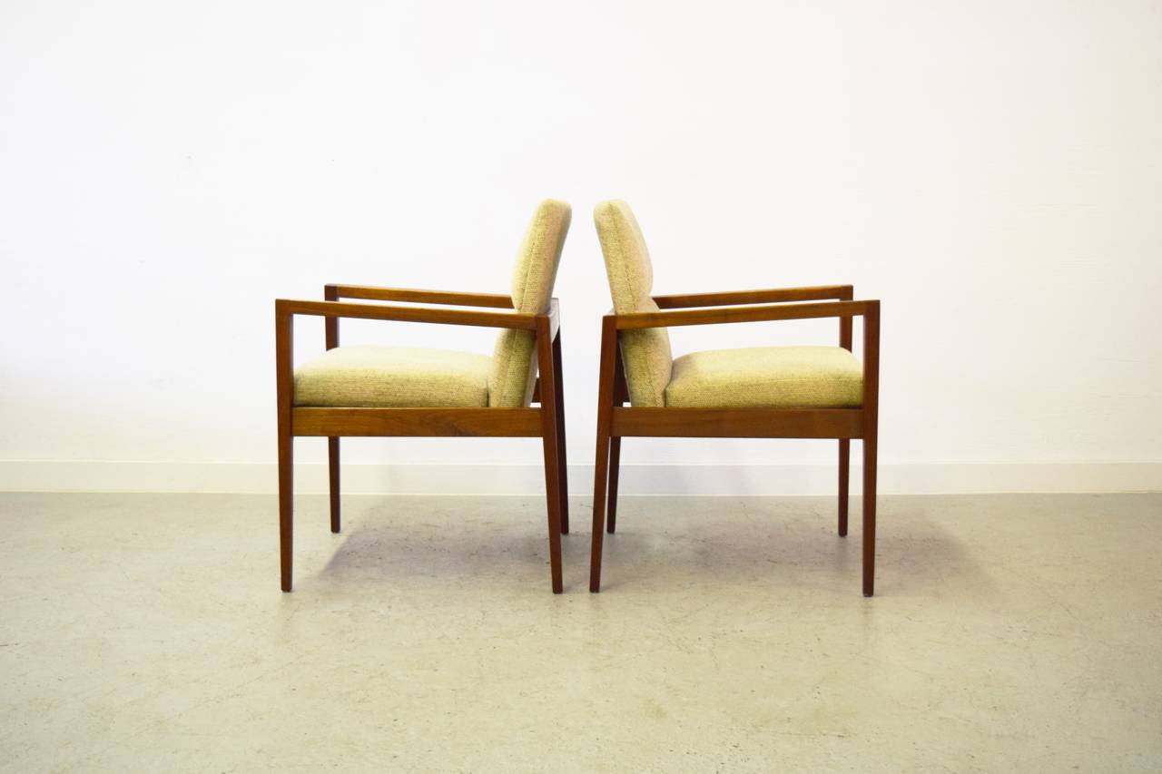 Pair of Mid-Century Lounge Armchairs by Jens Risom In Excellent Condition In Middlesex, NJ