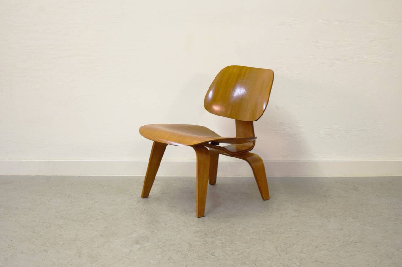 Charles Eames for Herman Miller LCW. In all original condition. Labeled with 5/2/4 screw configuration.