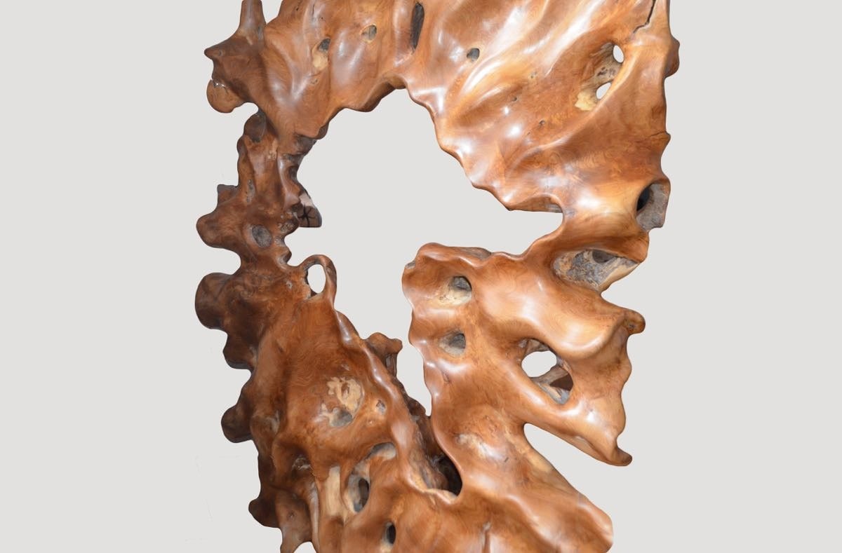 Bellissima scultura intagliata a mano da un'unica radice di legno di teak recuperata. Bellissimo su entrambi i lati. Poggia su una moderna base in acciaio nero.

Possedere un originale di Andrianna Shamaris.

Andrianna Shamaris. Il leader nel design