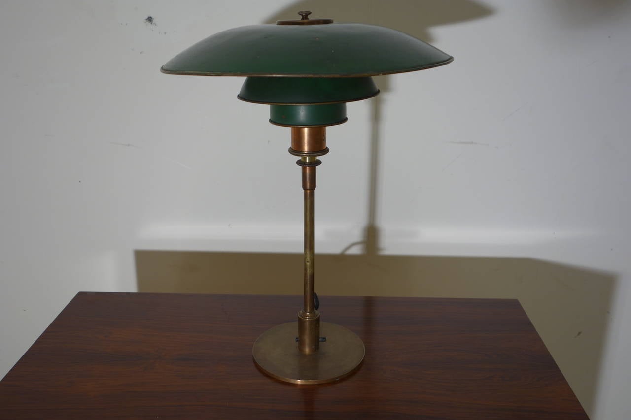 Poul Henningsen 4/3 desk lamp with green copper shades. Lower side of shades gold-plated. Base of patinated brass. Stamped 