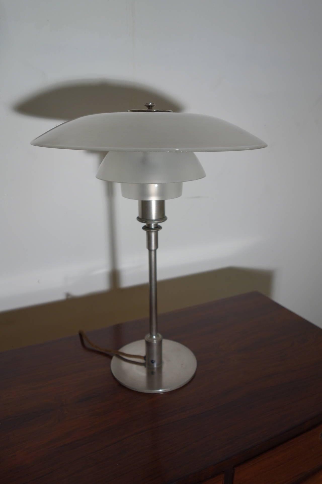 Poul Henningsen desk lamp PH 4/3. Bade in nickel plated metal and shades in frosted glass. Made by Louis Poulsen in the 1930s.

All images available in high resolution on request.