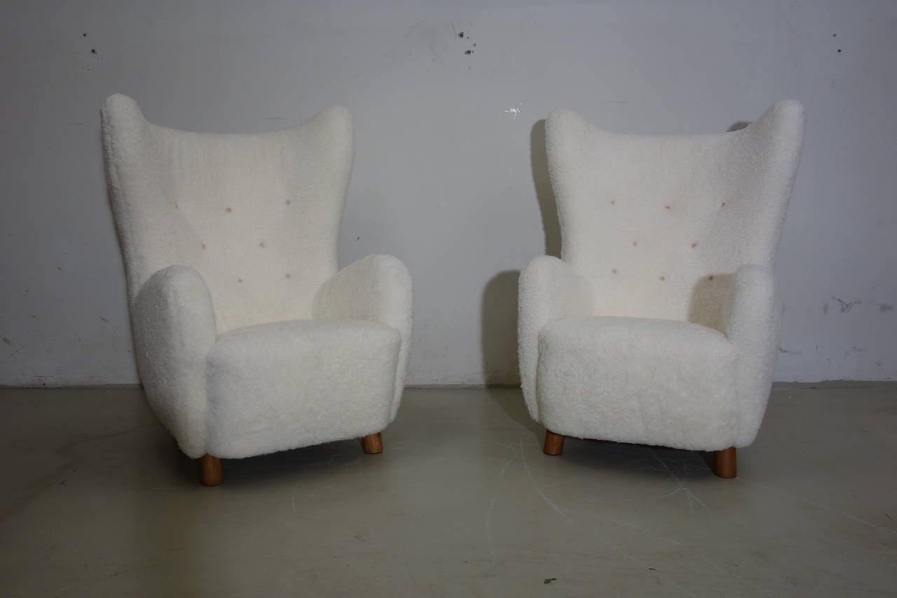 Pair of Mogens Lassen easy chairs in sheepskin, legs og beech. 1930s. Price is for the pair.

All images available in high resolution on request.
