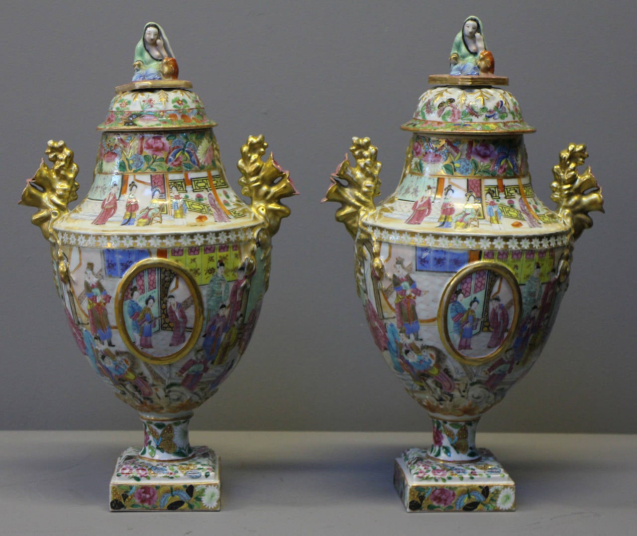A pair of Chinese Cantonese vases In Good Condition For Sale In London, GB