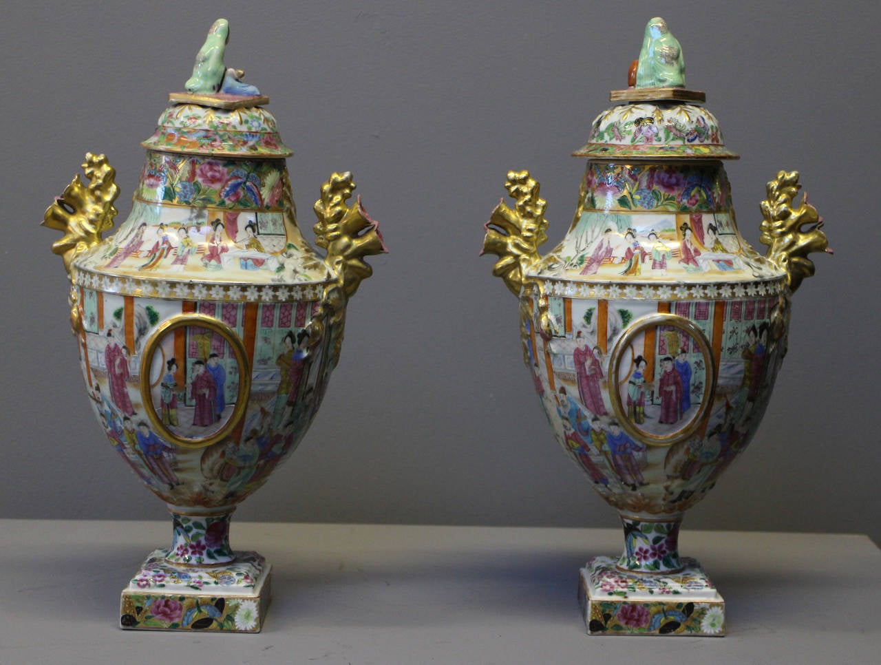 A pair of Chinese Cantonese vases For Sale 1